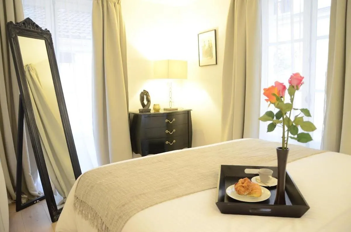 Luxury Apartment In The Golden Triangle - Paris France