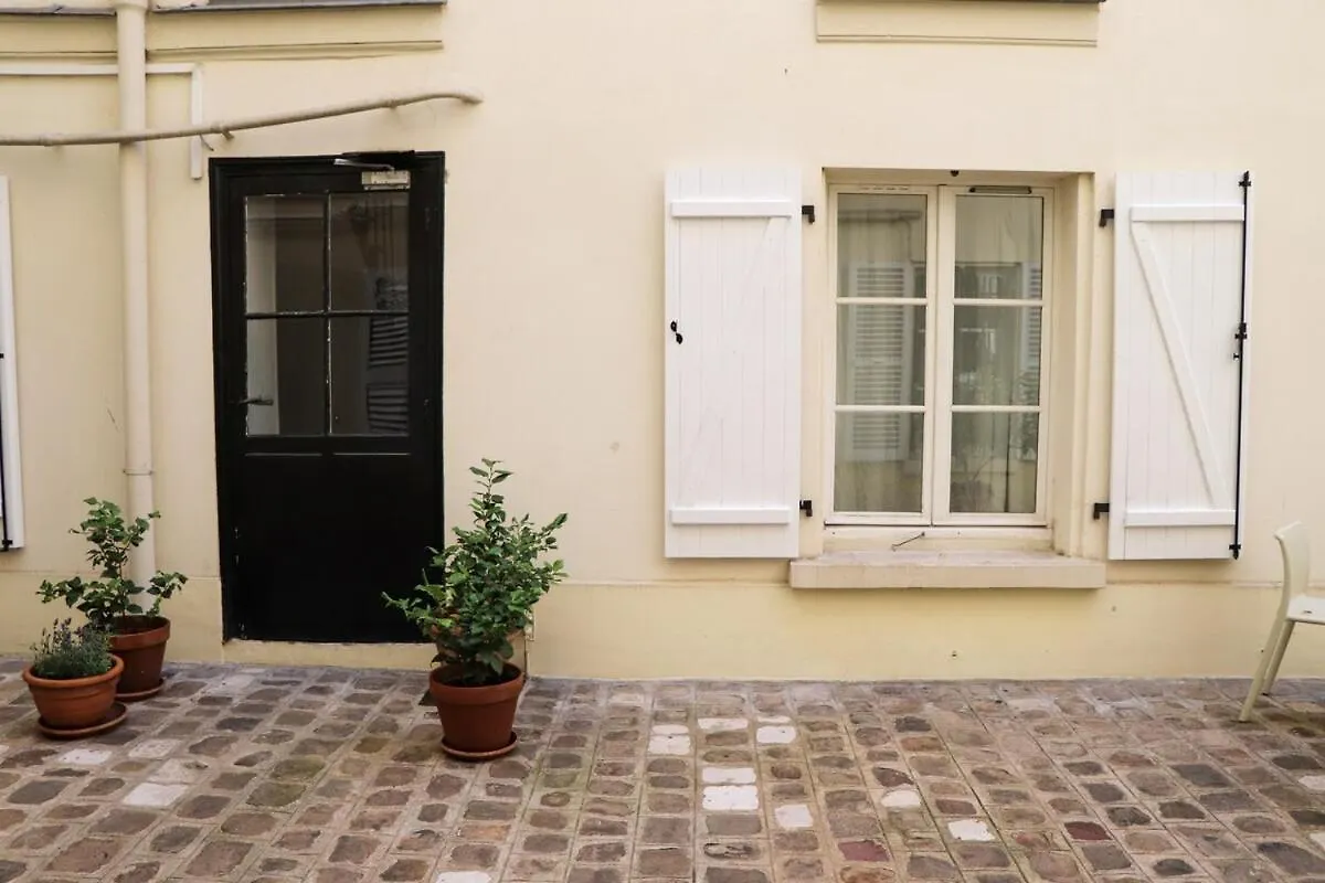 Luxury Apartment In The Golden Triangle - Paris France